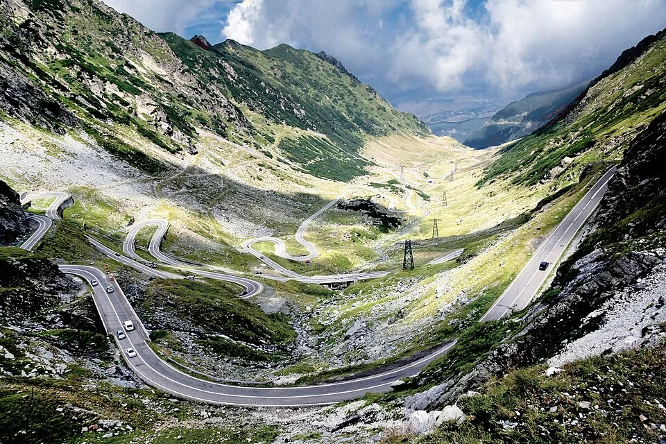 Arefu context image 2: Curving northern Transfăgărășan road below Bâlea Lake.