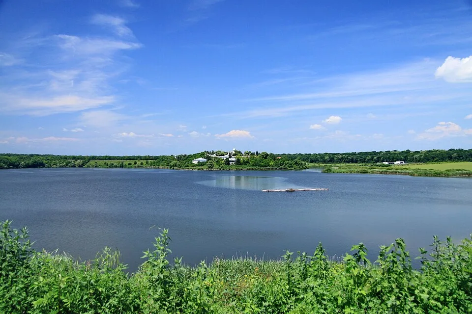 Căldărușani Lake context image 3: Landscape view of Căldărușani Monastery.