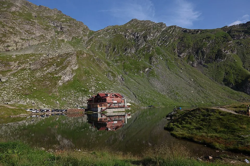 Capra Chalet Area context image 2: Bâlea Lake with the lakeside chalet.