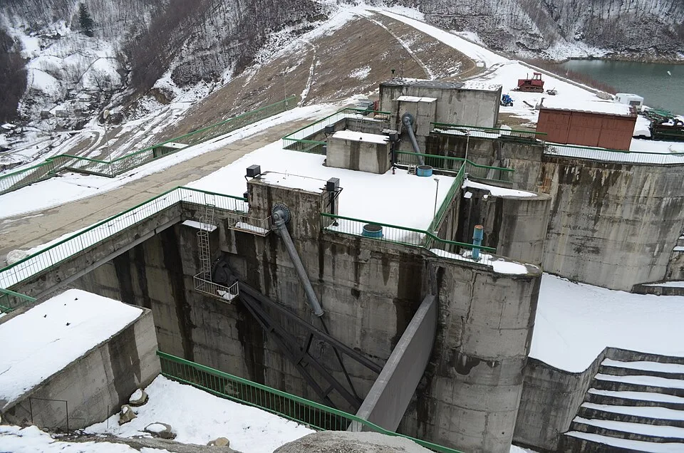 Cașoca/Pruncea Waterfall context image 2: Siriu Dam.