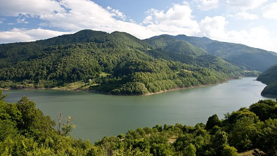 Colți Amber Museum context image 1: Lake Siriu.
