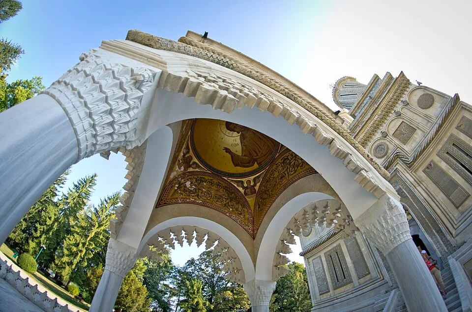 Curtea de Argeș context image 2: The agheasmatar in front of Curtea de Argeș Monastery.