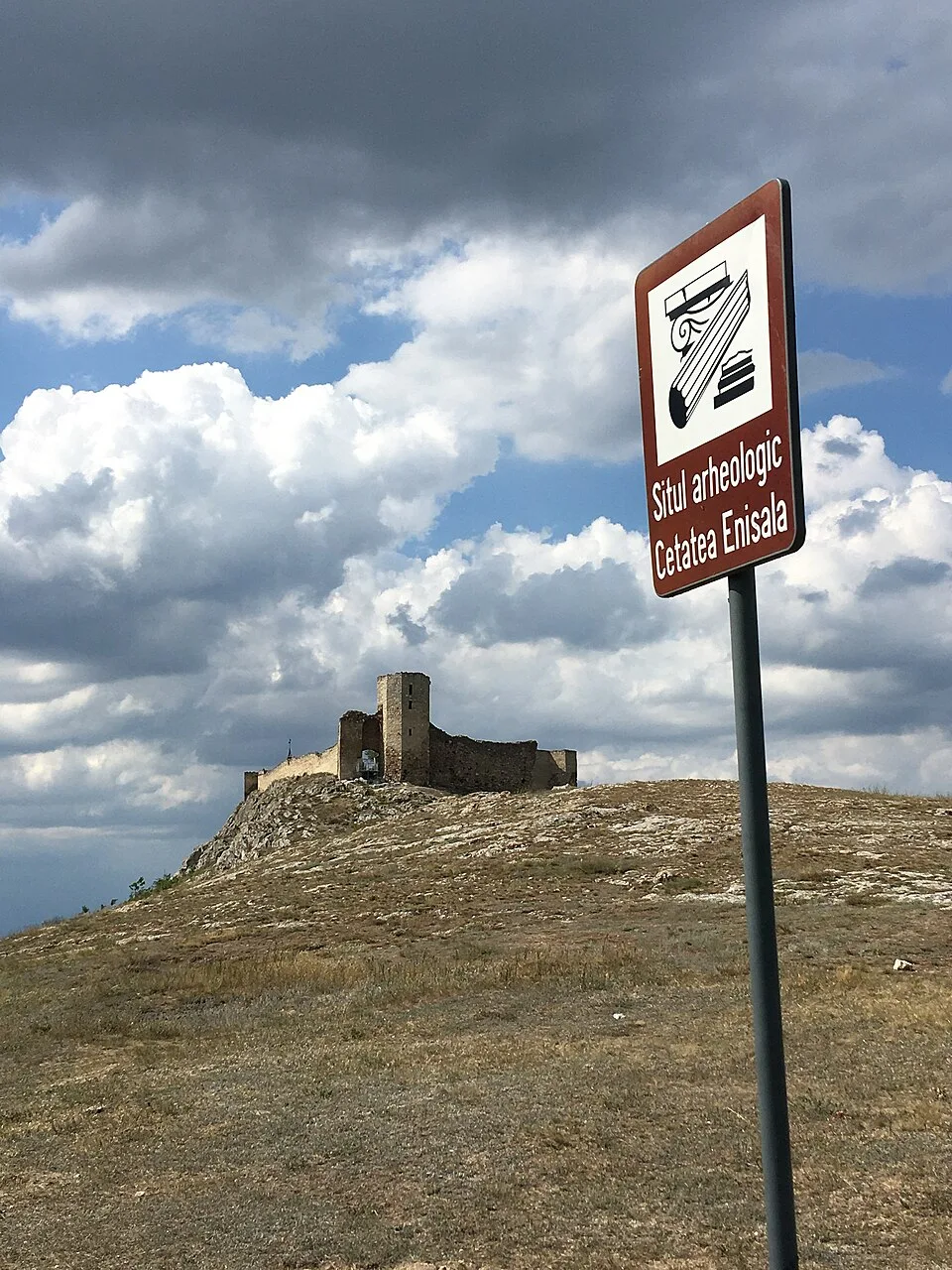 Histria Archaeological Site and Museum context image 1: The Enisala fortress site in its Dobrogea landscape.