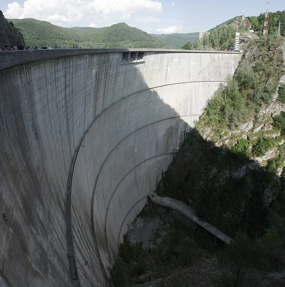 Lake Vidraru context image 1: Vidraru Dam viewed from the DN7C/tunnel side.