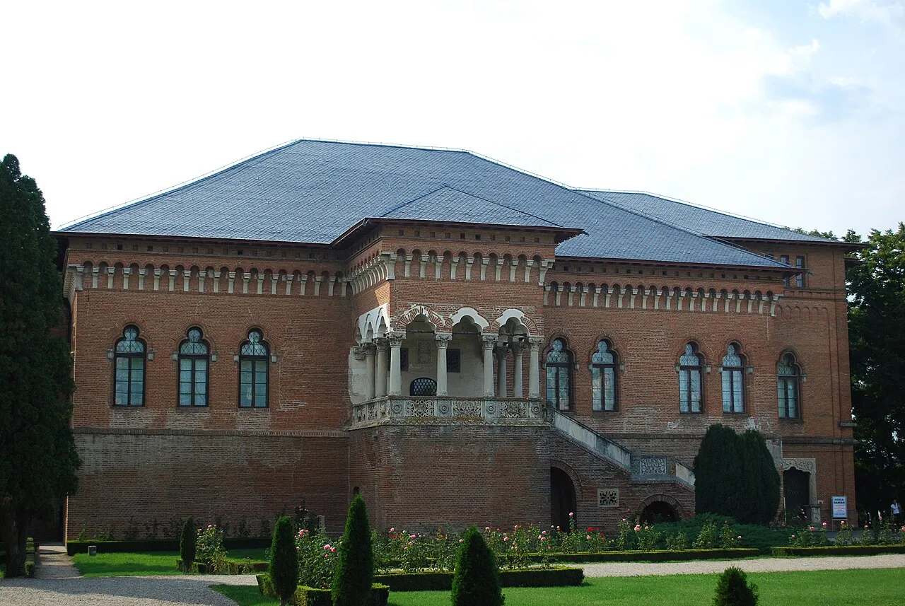 Mogoșoaia Palace park and lakefront: Mogoșoaia Palace front façade.