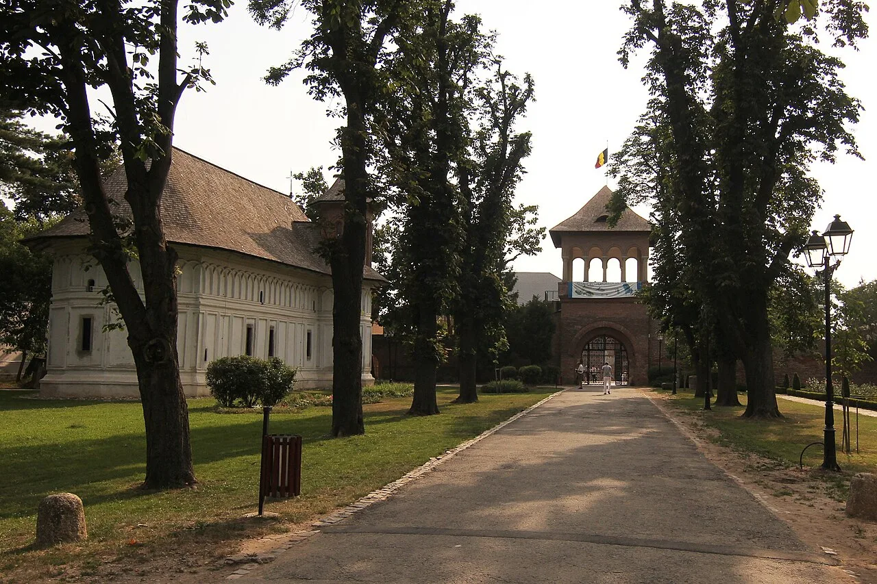 Mogoșoaia Palace context image 1: Brâncovenesc palace ensemble at Mogoșoaia.