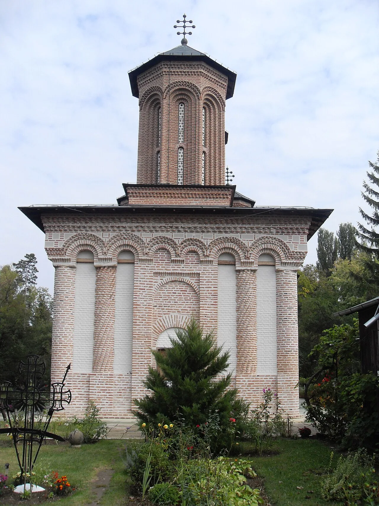 Muzeul “Crama 1777”, Valea Călugărească context image 2: Frontal view of Snagov Monastery church.