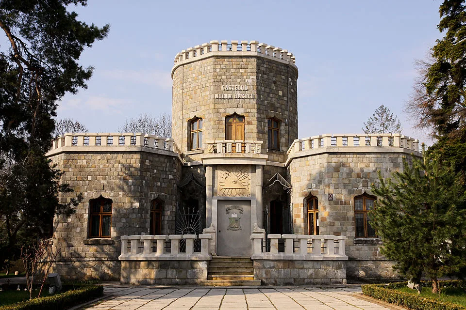 Pelișor Castle context image 2: Iulia Hasdeu Castle in Câmpina.
