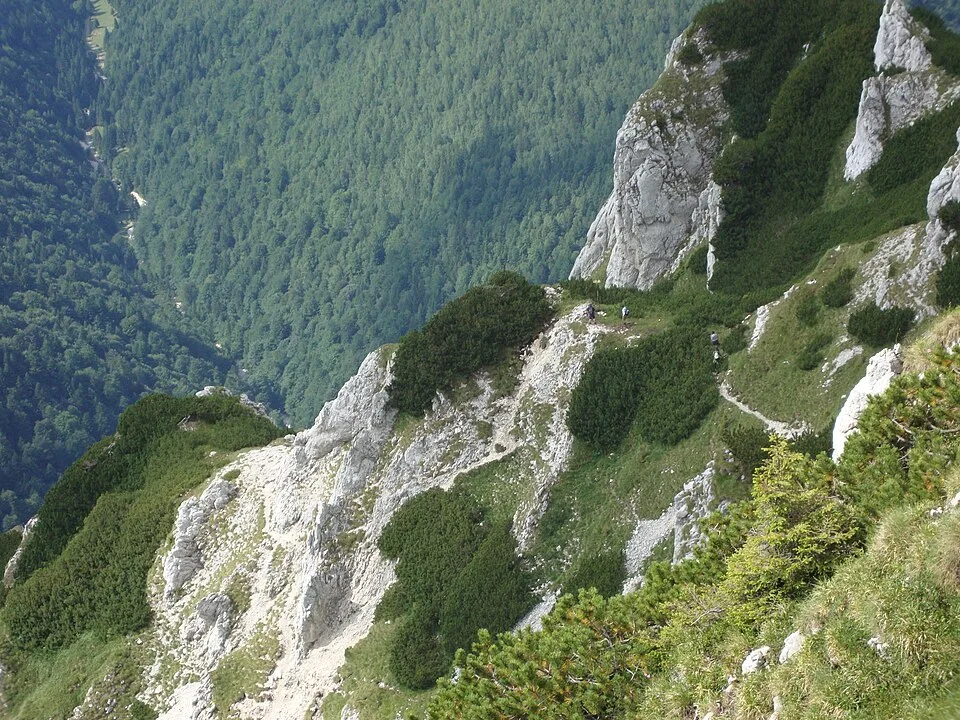 Piatra Craiului National Park Visitor Centre context image 3: A steep section on the La Lanțuri route in Piatra Craiului.