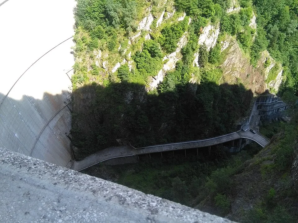 Piscu Negru: Maintenance road below Vidraru Dam.