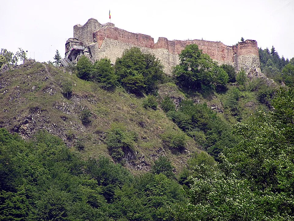 Poenari Fortress context image 2: Long view of Poenari Castle/Citadel.