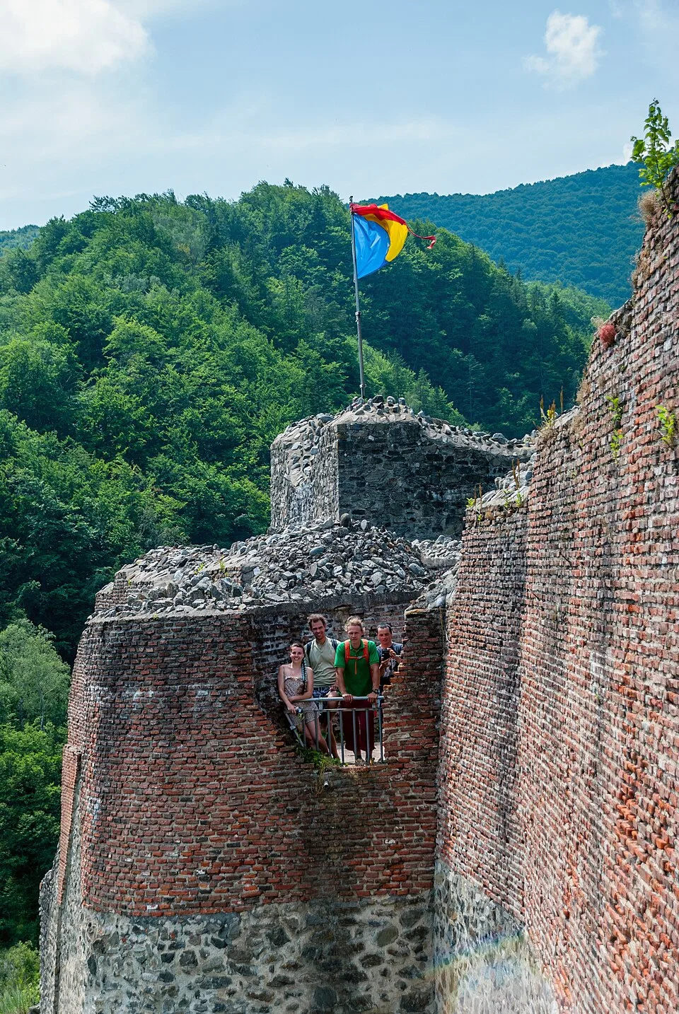 Poenari Fortress context image 1: Poenari Citadel above the Argeș valley.
