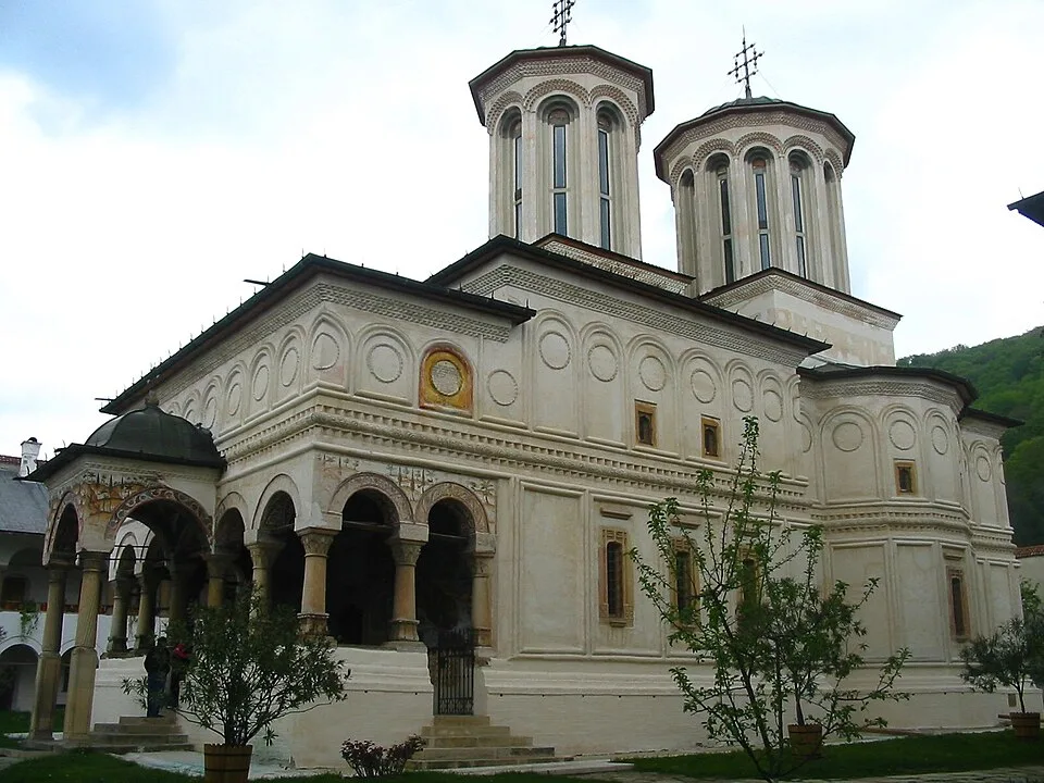 Polovragi Monastery context image 2: Church inside Horezu Monastery.