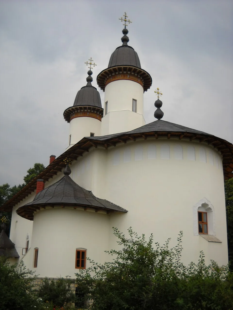 Văratec Monastery: Văratec Monastery seen from the south-east.