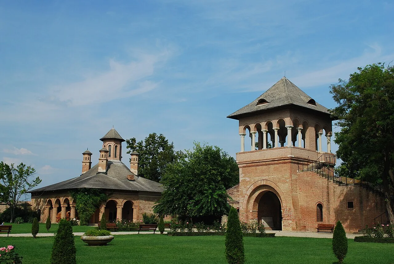 Vârful Țuțuiatu context image 4: Kitchen/watch tower at Mogoșoaia Palace.
