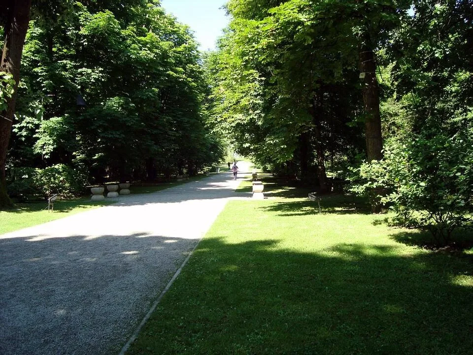 Women's Cave / Peștera Muierilor context image 2: Brâncuși's Gate of the Kiss in Târgu Jiu.