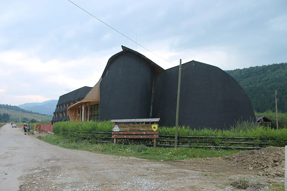 Zărnești: Zărnești, gateway town for Piatra Craiului hikes.